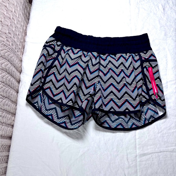 lululemon athletica Pants - Lululemon Athletica Seawheeze Tracker Shorts 3D Chevron Size 12